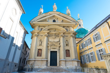 Fototapeta na wymiar Eingang der St. Katharinenkirche mit Kuppel des Mausoleum im Hintergrund, Graz Österreich