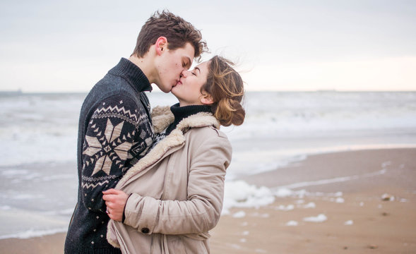  Young cute couple at sea in winter	