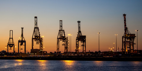 Obraz premium Cargo Cranes At Dusk