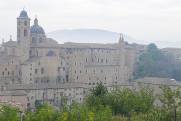 Fototapeta na wymiar Palais ducal et Duomo à Urbino en automne, Italie