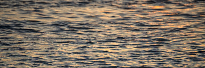 Sanfte Wellen in der Abendstimmung - Banner | Hintergrund