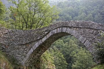 Alte Steinbrücke im Piemont