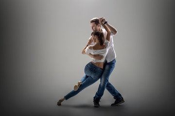 couple dancing social danse