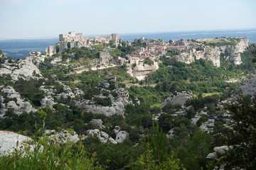 Fototapeta na wymiar au fond les Baux de Provence