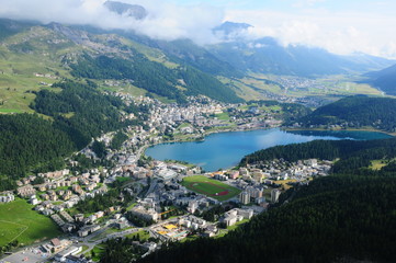 Fototapeta na wymiar Schweizer Alpen: Luftaufnahme von St.Moritz 