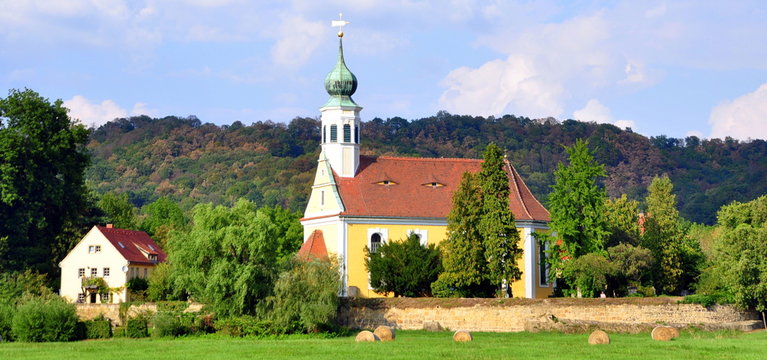 Gelbe Kirche "Maria am Wasser"