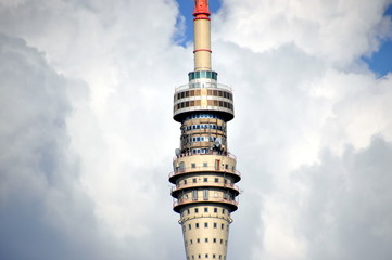 Dresdner Fernsehturm vor blauem Himmel mit weißen Haufenwolken © thauwald-pictures
