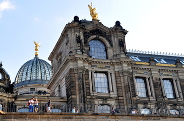 Dresdener Kunstakademie im Lipsiusbau mit der gläsernen Kuppel - obrazy, fototapety, plakaty