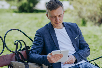 Obraz premium businessman working outdoors