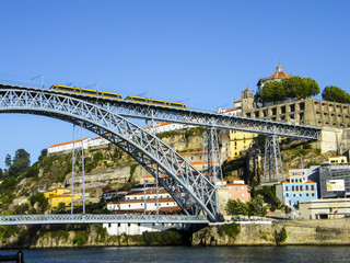 Puente en la ciudad de Oporto, Portugal	