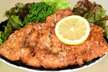 大きな鶏のから揚げ　松本名物　山賊焼