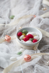 Schälchen mit dragierten Eiern