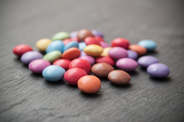 petits bonbons dragéifiés sur ardoise 