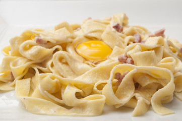 Tagliatelles carbonara et oeuf frais au centre 