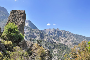 Fototapeta na wymiar paysage montagneux de Corse 