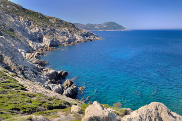 baie rocaillause et  mer bleue   péninsule de Revellata- Haute Corse