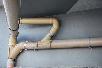 Abwasserrohre bei einer Unterführung