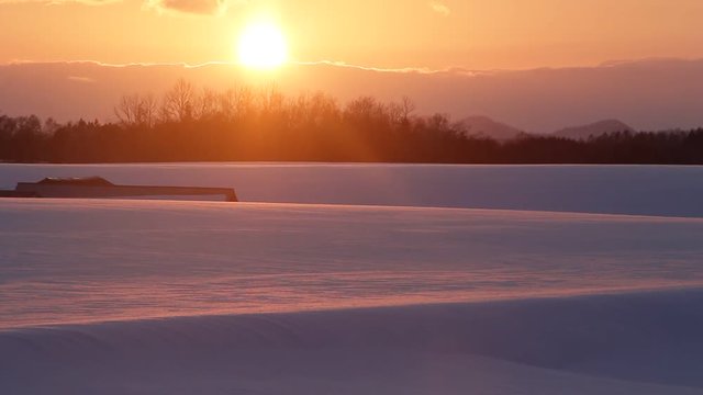 北海道　雪原に沈む夕日