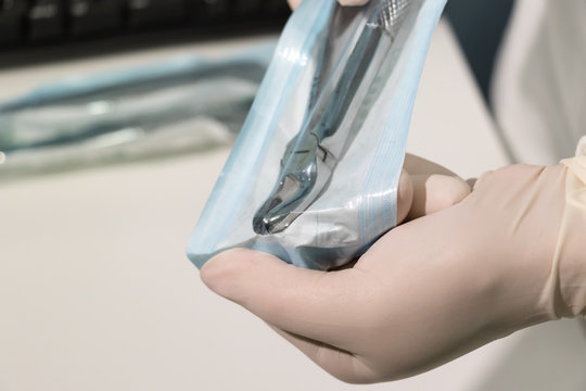 Le pinze sterilizzate del dentista