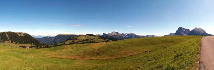 Fototapeta premium Seiser Alm Panorama und Blick auf Langkofel Gruppe