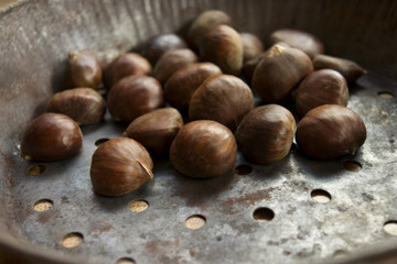 roast chestnuts in specific typical pan