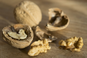 walnuts with shell and shelled