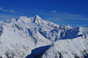 Fototapeta na wymiar Austria: Der Wintersportort Kals-Matreis im Osttirol mit Blick auf den Grossglockner