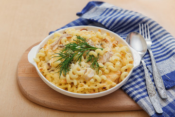 Макароны с курицей и сыром