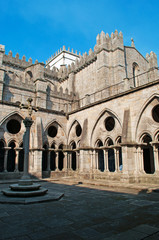 Fototapeta premium Portogallo, 26/03/2012: il chiostro gotico della Cattedrale di Porto, con dettagli degli azulejos barocchi creati da Valentim de Almeida tra il 1729 e il 1731