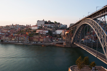 Portogallo, 26/03/2012: il tramonto e lo skyline di Porto con vista sul Luiz I, il ponte ad arco a due piani sul fiume Douro tra le città di Porto e Vila Nova de Gaia