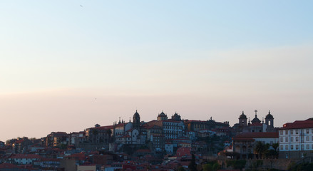 Portogallo, 26/03/2012: il tramonto e lo skyline di Porto 