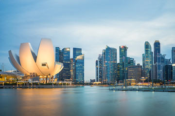 Fototapeta premium Singapore skyline cityscape at twilight at Marina Bay