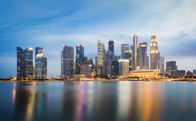 Fototapeta premium Singapur panoramę miasta o zmierzchu w Marina Bay