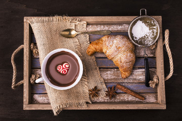 vassoio vintage con tazza di cioccolata e croissant