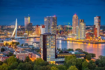 Foto op Plexiglas Rotterdam. Stadsbeeld van Rotterdam, Nederland tijdens twilight blue hour. © rudi1976