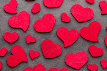 Obraz premium Red hearts on the wooden background.
