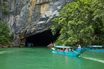 Fototapeta na wymiar Entrance of Phong Nha Cave in Phong Nha-Ke Bang National Park, a UNESCO World Heritage Site in Quang Binh Province, Vietnam