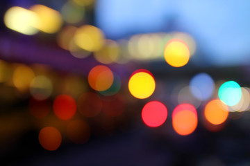 Verschwommene Autolichter bei Nacht / Bokeh / abstrakt