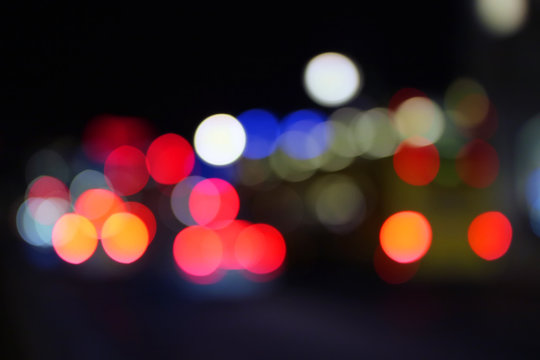 Verschwommene Autolichter bei Nacht / Bokeh / abstrakt