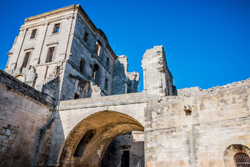 Obraz premium Dans l'Abbaye de Montmajour près d'Arles