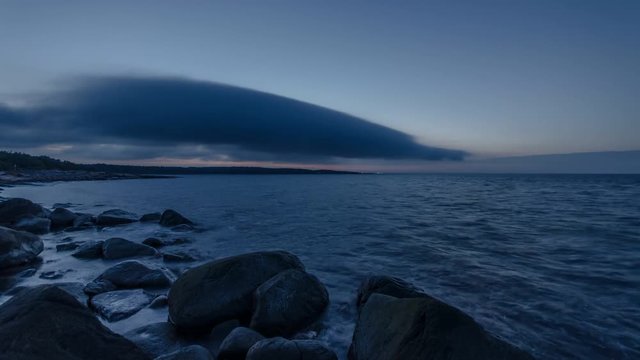 dunkle Wolkenfront vor Sonnenaufgang