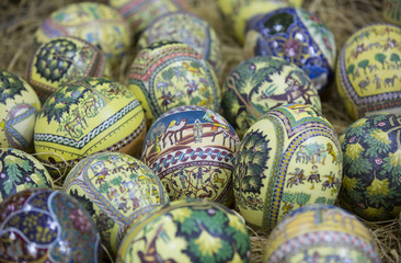 Fototapeta na wymiar Traditional Arabic folk paintings on ostrich eggs on the eastern market