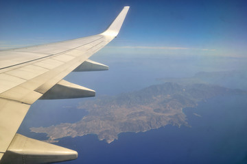 Obraz premium Aereo che sorvola l'isola Greca di Karpathos