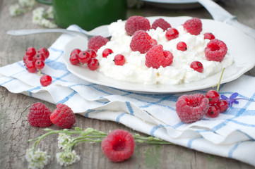 Cottage cheese with raspberry and currant