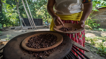 Mujer indigena preparando café tostado