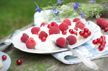 Cottage cheese with raspberry and currant