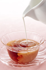 紅茶にミルクを注ぐ（ミルクティー）