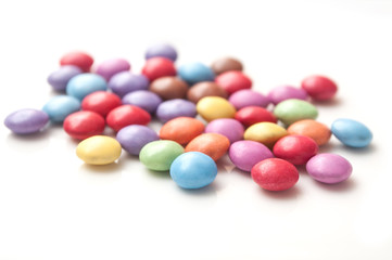 petits bonbons dragéifiés sur fond blanc