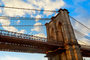 Obraz premium Chmury nad Brooklyn Bridge, szeroki kąt widzenia - Nowy Jork