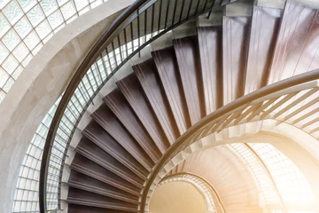 Photo sur Plexiglas Escaliers escalier en colimaçon en bois. Escalier circulaire. décoration d& 39 intérieur